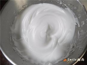 高速打发至稍微出现纹路，再加剩下的糖。最后低速打发蛋白接近干性偏湿的状态（烤箱140度预热10分钟）。