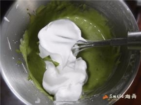 打发好的蛋白分2次加入到面糊中，用手抽或刮刀翻拌均匀，注意：不要画圈，采用切拌的方式，防止消泡。
