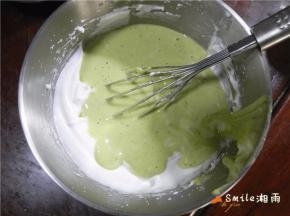 切拌好的蛋糕糊，再倒回剩下的蛋白霜中，同样快速翻拌均匀。