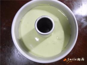 倒入6寸中空模，放台上震两下，震出大气泡。