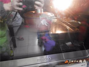 送进预热好的UKOEO烤箱，放中下层，上下火烤40分钟左右（上色的话可加盖锡纸）。