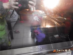 送进预热好的UKOEO烤箱，放中下层，上下火烤40分钟左右（上色的话可加盖锡纸）。