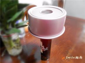 蛋糕出炉震几下模具，倒扣在瓶子上。