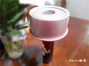 蛋糕出炉震几下模具，倒扣在瓶子上。