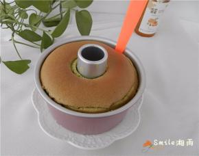 蛋糕冷却后脱模。