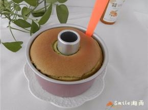 蛋糕冷却后脱模。