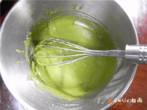 再将47g面粉和3g青汁粉一起筛入，用手抽划“J”字或刮刀拌均匀。