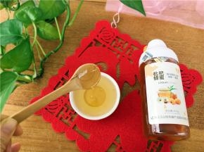 枇杷蜂蜜也是一种天然的美容佳品，具有(枇杷主治:清肺热、化痰、止咳平喘等) 保健功效，也可用于体弱多病、病后恢复的辅助治疗。每天早、晚各饮1杯蜂蜜水（每次20-30毫升，用温开水冲饮或直接饮服）对人体是非常有益的！