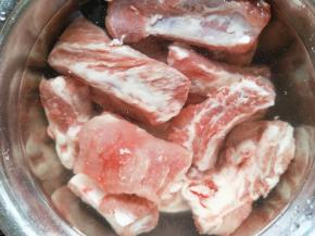  排骨洗干净用清水泡去血水半小时