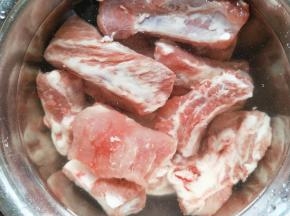  排骨洗干净用清水泡去血水半小时