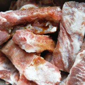 然后放入料酒，盐