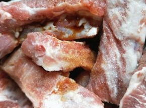 然后放入料酒，盐