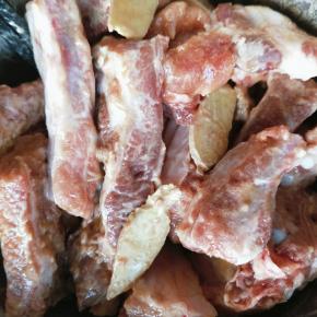 加入淀粉，一起搅拌均匀 ，腌制一个小时