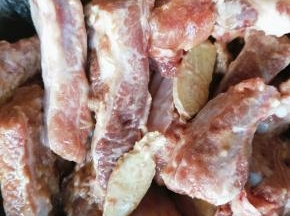 加入淀粉，一起搅拌均匀 ，腌制一个小时