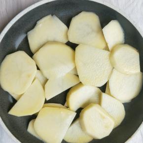 土豆洗干净，切片放入盘底