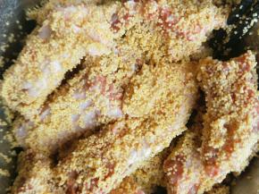 然后把小米倒入排骨中，让每一块排骨都裹上小米