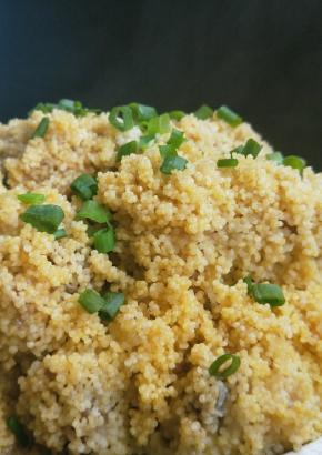 然后放入蒸锅中，大火蒸50分钟，出锅后撒入葱花即可