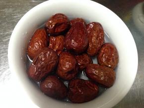 枣子洗净，用水浸泡20分钟