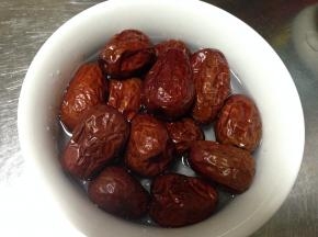 枣子洗净，用水浸泡20分钟