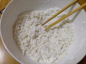 糯米粉里加入白糖和食用油慢慢加入开水搅成絮状