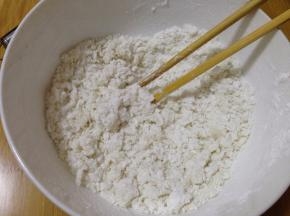 糯米粉里加入白糖和食用油慢慢加入开水搅成絮状