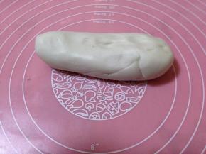 然后加温水和成面团揉光滑