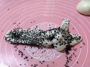 取一半的面团加入黑芝麻揉匀