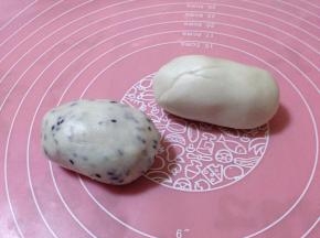 两块面团加盖保鲜膜醒10分钟