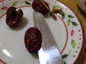 醒面的期间来处理一下枣：红枣取出控水，枣子一面用刀在切一个口