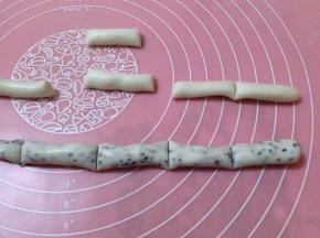 糯米团撮成手指粗细的细长条，然后切成跟红枣一样长度的段