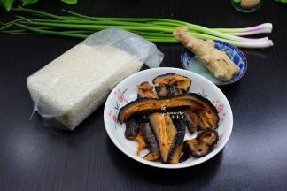 准备食材：红极参、粥米、生姜、香葱等食材；