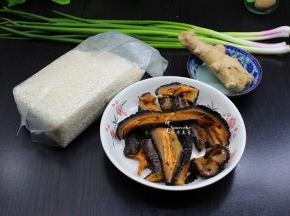 准备食材：红极参、粥米、生姜、香葱等食材；