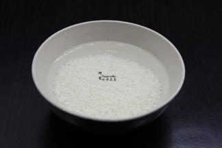 粥米洗净，浸泡10分钟；PS：粥米就是斩碎过的大米，煲粥可以更加软绵