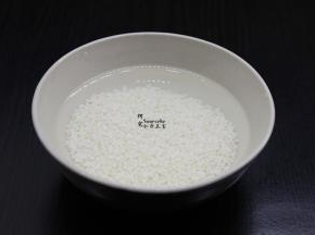 粥米洗净，浸泡10分钟；PS：粥米就是斩碎过的大米，煲粥可以更加软绵