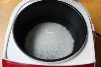 洗净的粥米倒入电饭锅，加适量的水，按煲粥键熬煮30分钟；