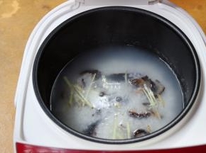 把切好的红极参、生姜加入电饭锅内，继续按煲粥键，煲15分钟；