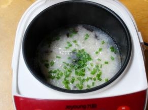 放盐、香葱拌均；