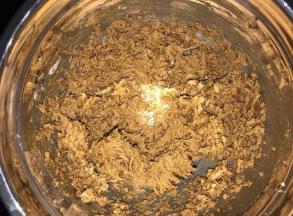 红糖、细砂糖分三次放入黄油，把黄油打发到蓬松