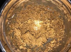 红糖、细砂糖分三次放入黄油，把黄油打发到蓬松