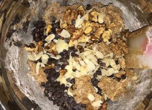 倒进核桃、巧克力豆和杏仁片，拌匀