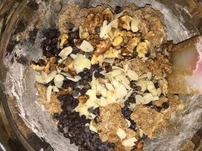 倒进核桃、巧克力豆和杏仁片，拌匀