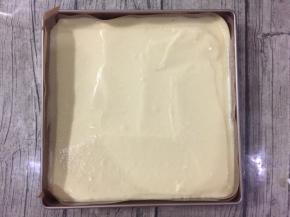 从十公分高处将面糊装入烤盘中，面糊倒入时在中间从左到右倒，再拿抹刀把面糊往四个角推，这样可以减少消泡。