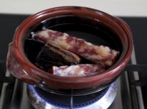将肉和肠入锅煮开一分钟断生。
