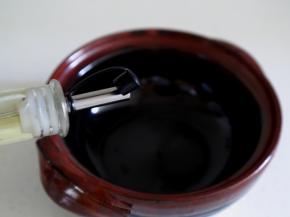 将砂锅底抺上油。
