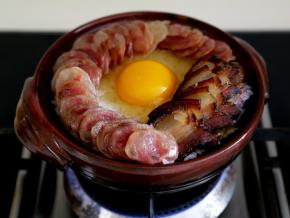 感觉水份已蒸发，略有点香就可以关火，焖20分钟左右。
 这时你还可以打个鸡蛋，那就将肉码上一圈，中间打蛋。
