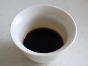 焖的时候我们调个浇头，用生抽、老抽、蠔油、糖、盐和高汤调制。
没有高汤可以用水加香油代替。
