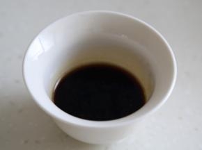 焖的时候我们调个浇头，用生抽、老抽、蠔油、糖、盐和高汤调制。
没有高汤可以用水加香油代替。
