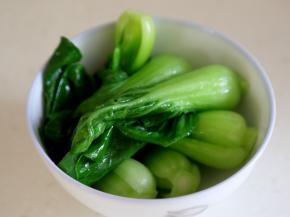 将菜心烫一下备用，用开水或高汤都可以。
