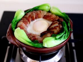 将菜心码在锅的一圈，漂亮的一锅饭就全部完成了。