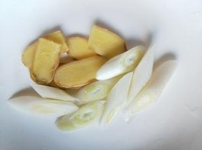 生姜，大葱洗干净切片，切段